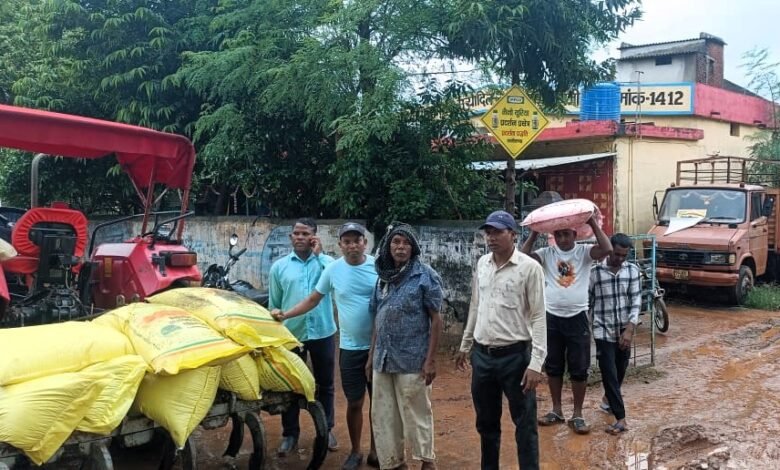सेवा सहकारी समिति कुसुमकसा में यूरिया तथा एस.एस.पी. उर्वरक का किसानों द्वारा किया जा रहा है लगातार उठाव 1 Urea and SSP fertilizers are being continuously lifted by farmers in Seva Sahakari Samiti Kusumkasa