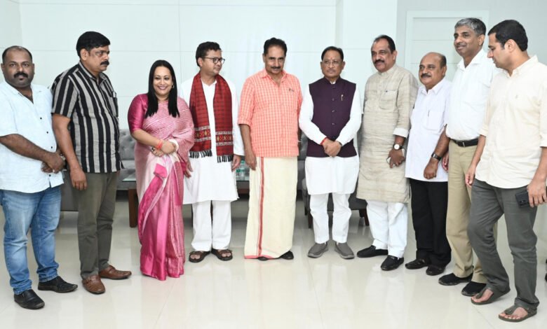 केरल और ओडिशा के सांसदों ने मुख्यमंत्री से की मुलाकात, धर्मांतरण मुद्दे पर हुई चर्चा 1 MPs from Kerala and Odisha met the Chief Minister, discussed the issue of conversion