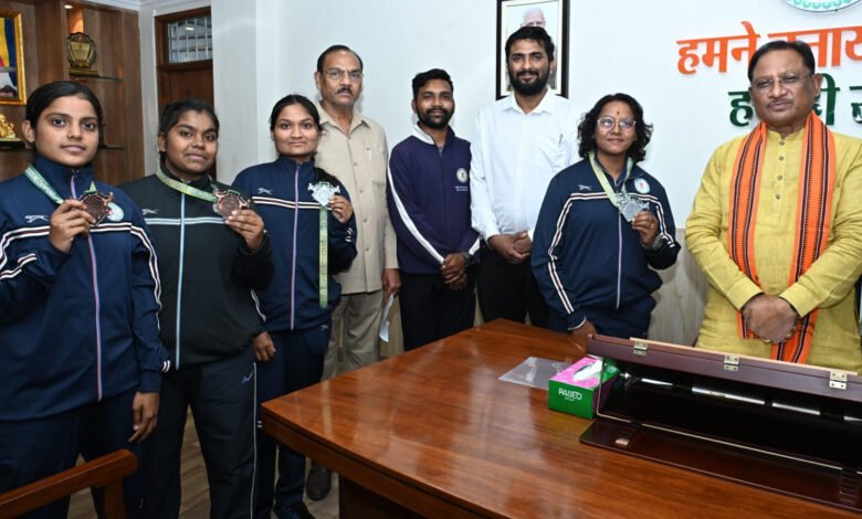 किक बॉक्सिंग में पदक जीतने वाले खिलाड़ियों ने की मुख्यमंत्री से मुलाकात 1 The players who won medals in kick boxing met the Chief Minister