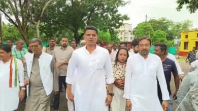 Photo of रायपुर जेल में सचिन पायलट की चैतन्य बघेल से मुलाकात, राजनीति में गरमाई हवा