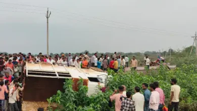 Photo of खैरागढ़ में पलटी पिकअप, खेत से लौट रहे 24 मजदूर घायल, तीन की हालत नाजुक