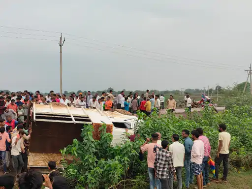 खैरागढ़ में पलटी पिकअप, खेत से लौट रहे 24 मजदूर घायल, तीन की हालत नाजुक 1 Pickup overturned in Khairagarh, 24 workers returning from the field were injured, three in critical condition