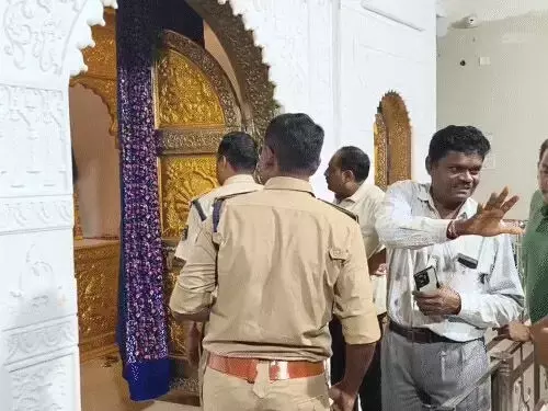 श्याम मंदिर में सेंध, 10 लाख से ज्यादा की चोरी – पुजारी पहुंचे तो टूटा पड़ा था मेन गेट 1 Shyam Mandir burglarized, more than 10 lakh stolen – When the priest arrived, the main gate was broken