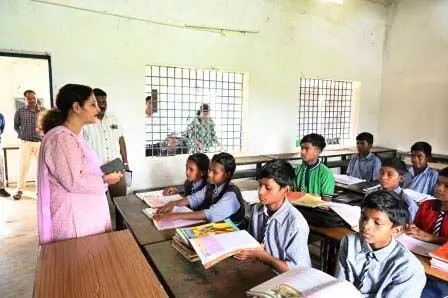 गांवों की धड़कन को टटोलते कलेक्टर: बच्चों से बातें, खेतों की सैर और गांववालों से खुली बातचीत 1 The collector feels the pulse of the villages: talking to children, visiting fields and having open conversations with villagers