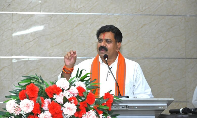 खराब सड़कों को लेकर सियासत गरमाई, डिप्टी सीएम विजय शर्मा ने पूर्व सीएम भूपेश बघेल का मोबाइल नंबर सार्वजनिक किया 1 Politics heated up over bad roads, Deputy CM Vijay Sharma made former CM Bhupesh Baghel's mobile number public