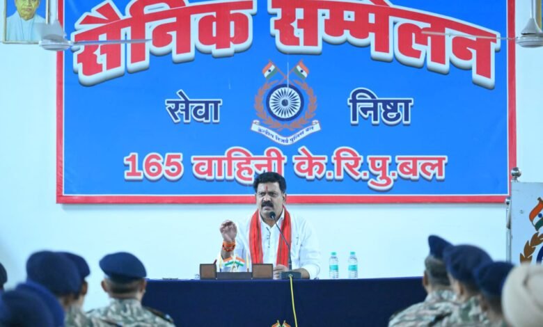 फुंडरी में उपमुख्यमंत्री विजय शर्मा ने सीआरपीएफ जवानों से की मुलाकात, बढ़ाया हौसला 1 Deputy Chief Minister Vijay Sharma met CRPF jawans in Fundri and boosted their morale