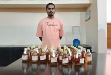 Photo of अवैध शराब की खेप के साथ युवक गिरफ्तार, 43 पौवा देशी मदिरा जब्त