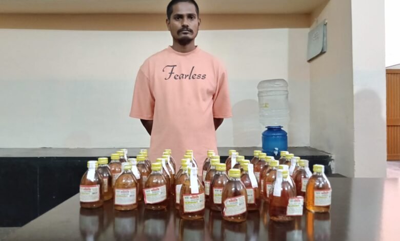 अवैध शराब की खेप के साथ युवक गिरफ्तार, 43 पौवा देशी मदिरा जब्त 1 Youth arrested with consignment of illegal liquor, 43 quarters of country liquor seized