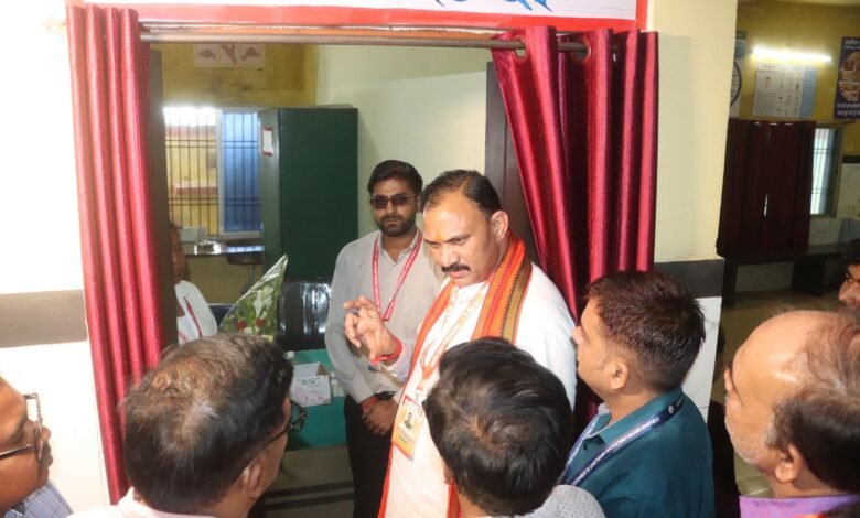 मैनपाट में स्वास्थ्य मंत्री का औचक निरीक्षण, ग्रामीणों को बेहतर इलाज देने के निर्देश 1 Health Minister's surprise inspection in Mainpat, instructions to provide better treatment to villagers