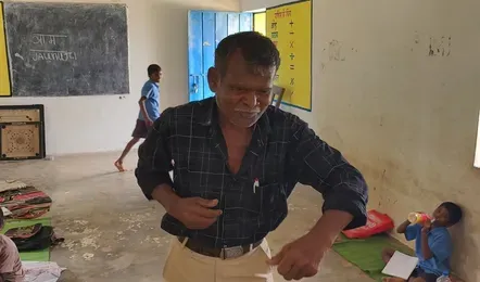 नशे में धुत हेडमास्टर बच्चों के साथ कर रहा था डांस 1 The drunk headmaster was dancing with the children