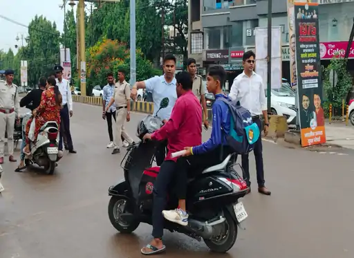 HSRP के लिए अब आपको कहीं जाने की जरूरत नहीं, अफसर खुद सड़कों पर लगा रहे कैंप! 1 Now you don't need to go anywhere for HSRP, officers themselves are setting up camps on the roads!