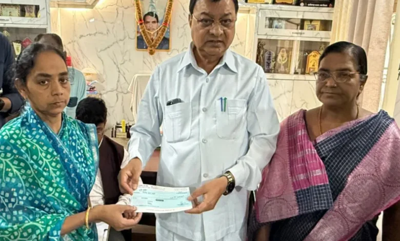 korba-10-families-who-lost-their-lives-in-the-kumbh-yatra-accident-received-financial-assistance-minister-lakhanlal-devangan-handed-over-the-cheque