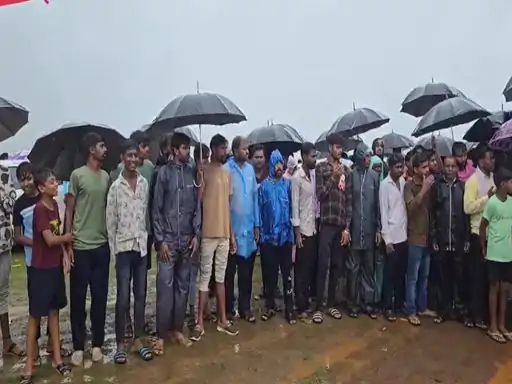 रायपुर के खरोरा में नलवा सीमेंट प्लांट की खदान लगाने को लेकर ग्रामीणों का जबरदस्त विरोध, 55 हजार लोग प्रभावित 1 Villagers strongly opposed the setting up of Nalwa Cement Plant's mine in Raipur's Kharora, 55 thousand people affected