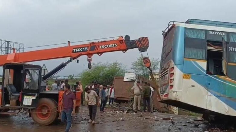 रायपुर सड़क हादसा: रॉयल बस और हाइवा की टक्कर में तीन की मौत, छह घायल 1 Raipur road accident: Three killed, six injured in collision between Royal Bus and Hiva