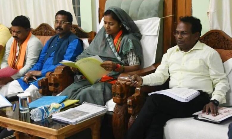 महिला एवं बाल विकास मंत्री लक्ष्मी राजवाड़े ने दंतेवाड़ा में विभागीय योजनाओं की समीक्षा की 1 Women and Child Development Minister Laxmi Rajwade reviewed departmental schemes in Dantewada