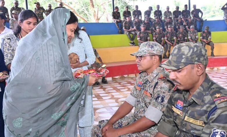 Minister Rajwada tied Rakhi to the soldiers in Karli security camp