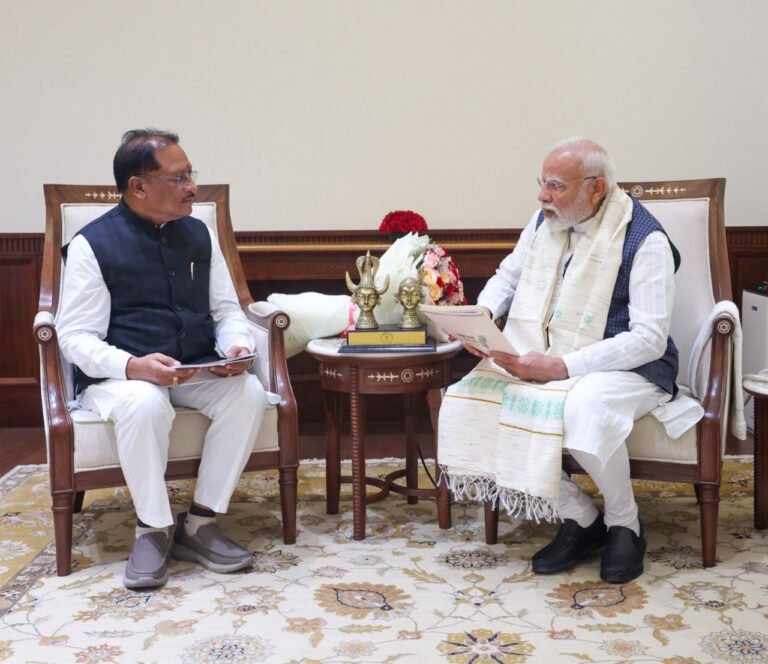 Chief Minister met the Prime Minister, invited him regarding development plans and Amrit Silver Festival