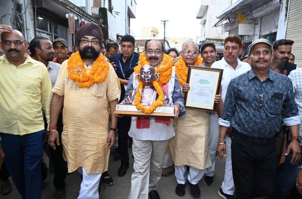 Played an important role in making Bilha the cleanest small city of the country, sanitation workers were honored