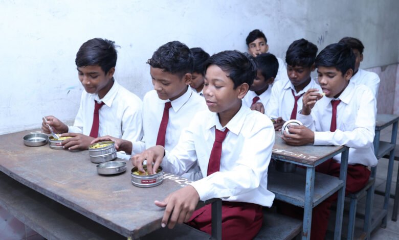 छात्रावास में रहकर पढ़ाई करने वाले बच्चों को मिला ‘टिफिन का साथ’, रायगढ़ बना छत्तीसगढ़ का पहला नवाचारकर्ता जिला 1 Children studying in hostels got 'Tiffin Ka Saath', Raigarh became the first innovative district of Chhattisgarh