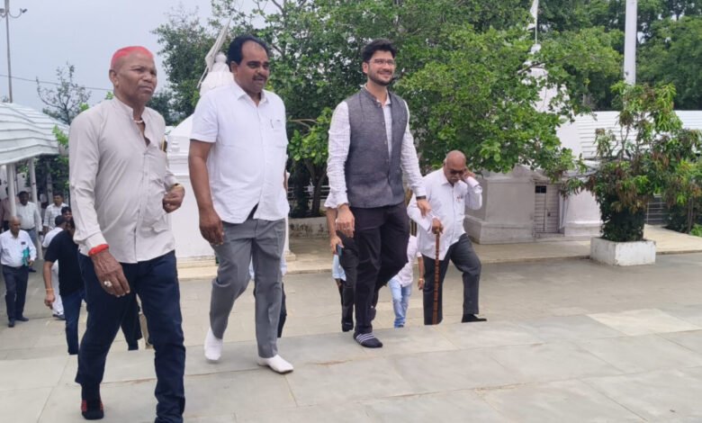 गिरौदपुरी धाम में जन्माष्टमी की भव्य तैयारी, श्रद्धालुओं के स्वागत को सज रहा संत गुरु घासीदास जी की तपोभूमि 1 Grand preparations for Janmashtami at Girodpuri Dham, Saint Guru Ghasidas ji's Tapobhoomi is being decorated to welcome the devotees