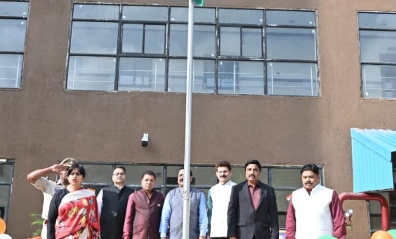 स्वतंत्रता दिवस की गरिमा में सजा इंद्रावती भवन, ध्वजारोहण कर रहीं डॉ. प्रियंका शुक्ला बनीं प्रेरणा का स्रोत 1 Indravati Bhawan decorated with the dignity of Independence Day, Dr. Priyanka Shukla hoisting the flag became a source of inspiration