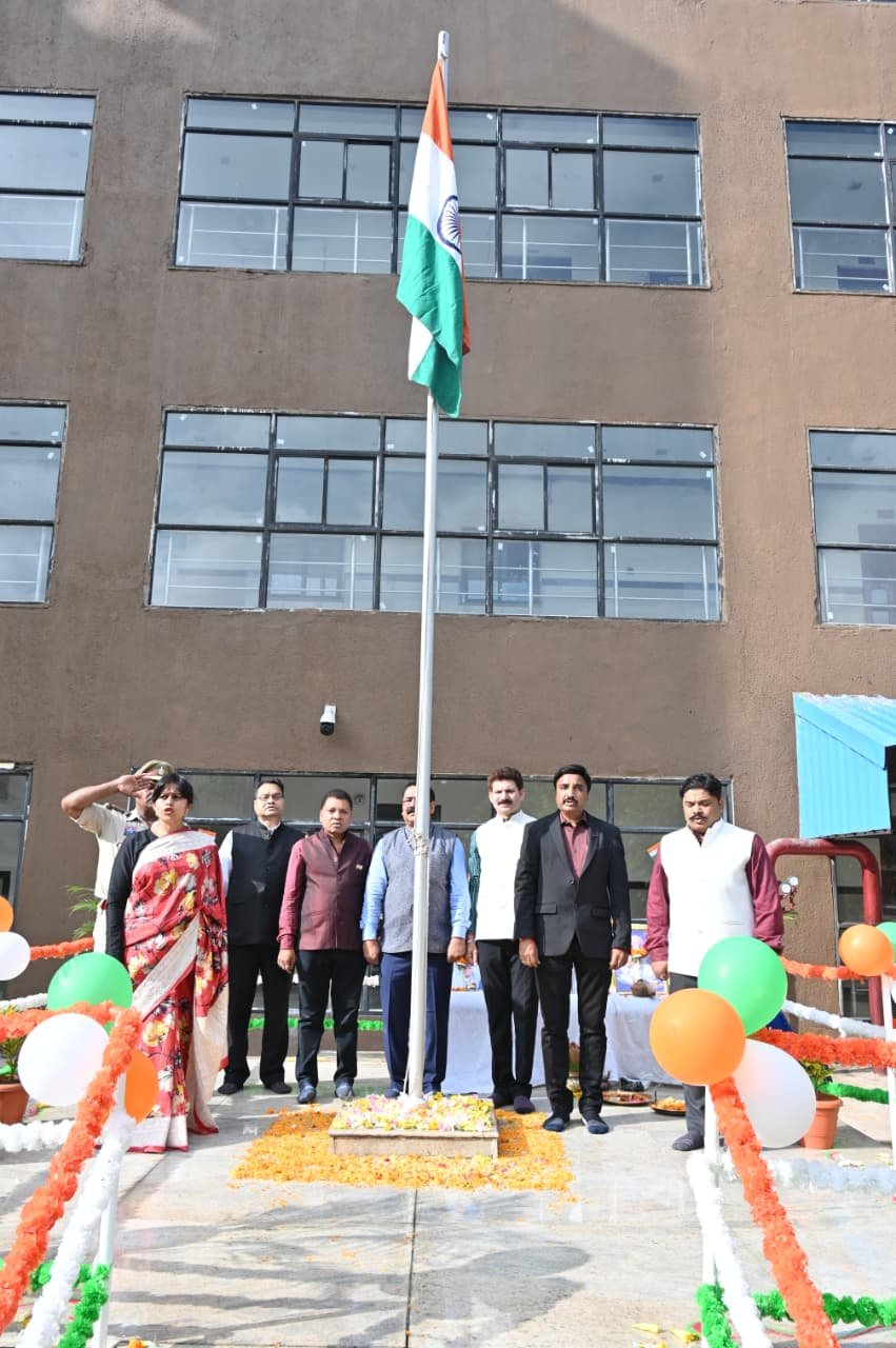 Indravati Bhawan decorated with the dignity of Independence Day, Dr. Priyanka Shukla hoisting the flag became a source of inspiration