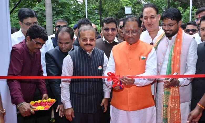 टाउन हॉल में स्वतंत्रता सेनानियों की छायाचित्र प्रदर्शनी का शुभारंभ, मुख्यमंत्री ने लिया क्विज में हिस्सा 1 Freedom fighters' photo exhibition inaugurated in Town Hall, Chief Minister took part in quiz
