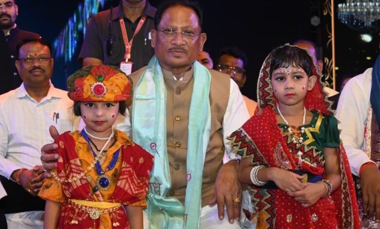 मुख्यमंत्री विष्णु देव साय ने जन्माष्टमी उत्सव में की शिरकत, दही-हांडी तोड़कर निभाई परंपरा 1 Chief Minister Vishnu Dev Sai participated in the Janmashtami festival, followed the tradition by breaking the dahi-handi