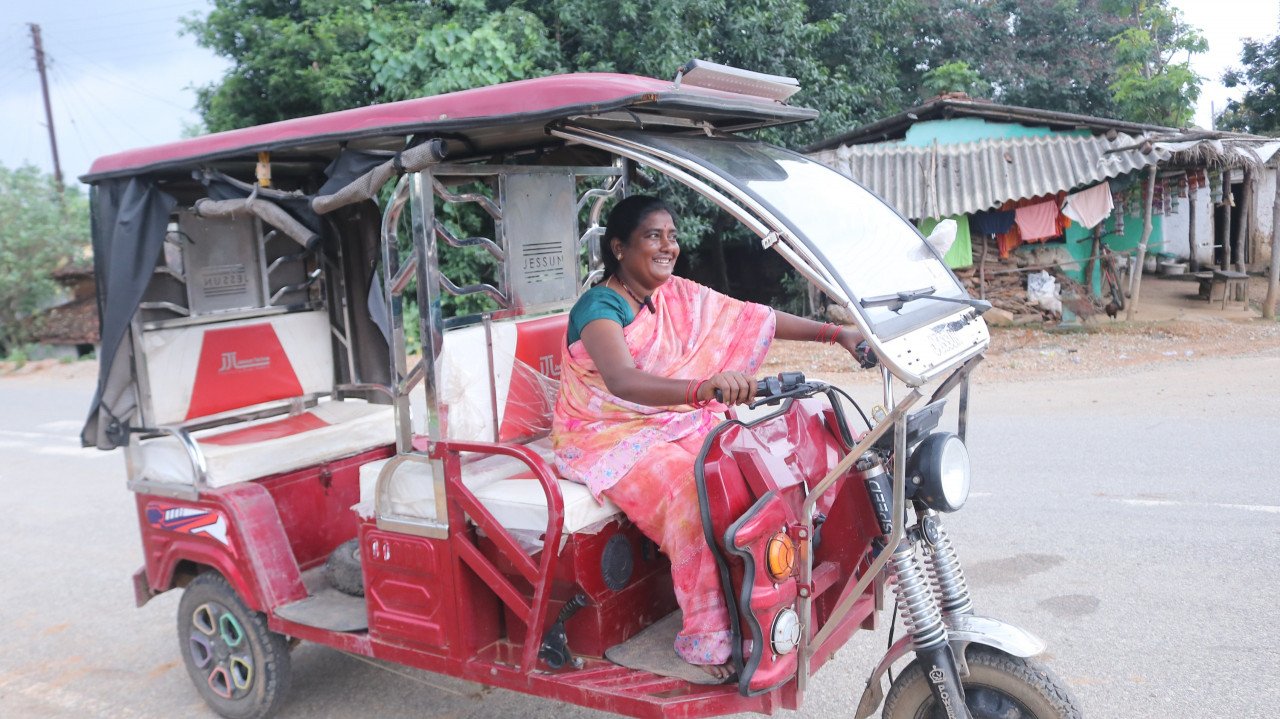 Gayatri became self-reliant through Lakhpati Didi Yojana, setting a new example by driving an e-rickshaw