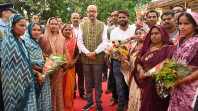 Photo of राज्यपाल रमेन डेका का सोनपूरी ग्राम भ्रमण, जनसंवाद के माध्यम से सुनीं ग्रामीणों की बातें