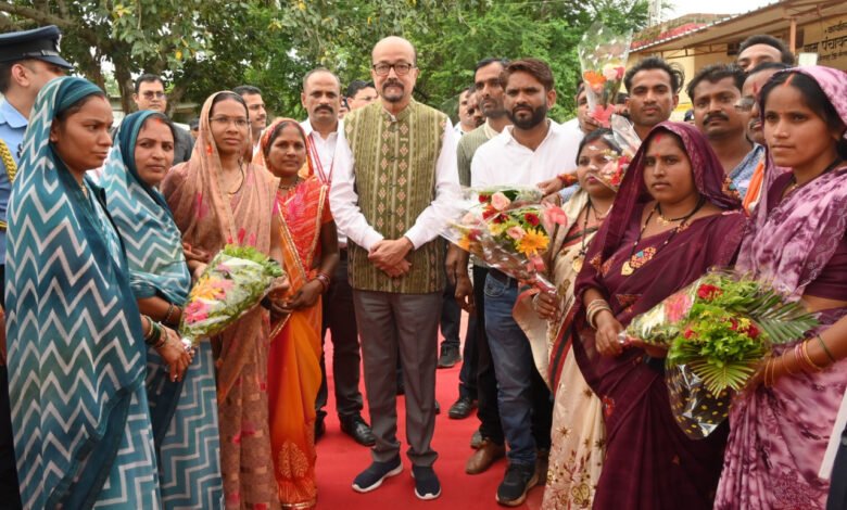 राज्यपाल रमेन डेका का सोनपूरी ग्राम भ्रमण, जनसंवाद के माध्यम से सुनीं ग्रामीणों की बातें 1 Governor Ramen Deka visited Sonpuri village, listened to the villagers through public dialogue