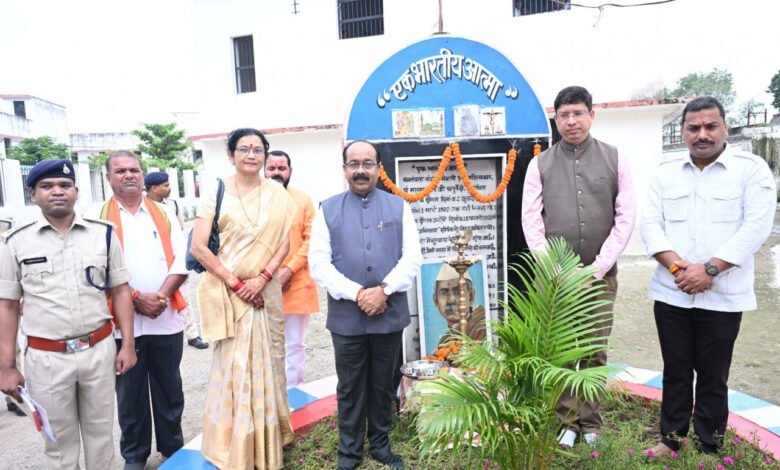 "पुष्प की अभिलाषा" का जेल परिसर में गूंजा स्वर, माखनलाल चतुर्वेदी की याद में हुआ सामूहिक पाठ 1 "Pushp ki Abhilasha" resonated in the prison premises, mass recitation took place in memory of Makhanlal Chaturvedi