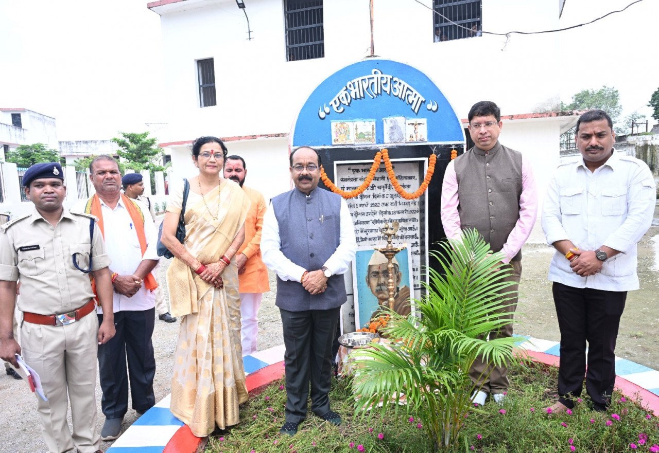"Pushp ki Abhilasha" resonated in the prison premises, mass recitation took place in memory of Makhanlal Chaturvedi
