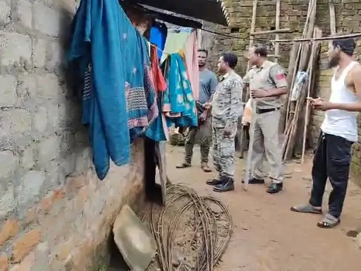 जशपुर में दिल दहला देने वाली वारदात: बेटे ने कुल्हाड़ी से की मां की हत्या, फिर शव के पास बैठकर गाता रहा गाने 1 Shocking incident in Jashpur: Son killed his mother with an axe, then kept singing songs sitting near the dead body