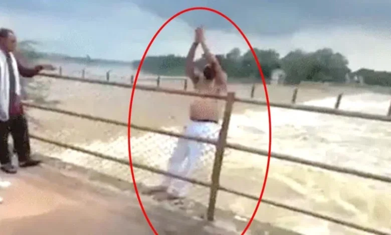 दुर्ग युवक ने हर-हर महादेव बोलते हुए शिवनाथ नदी में लगाई छलांग, बचाने कूदे दो कॉन्स्टेबल 1 Durg youth jumped into Shivnath river while chanting Har Har Mahadev, two constables jumped to save him