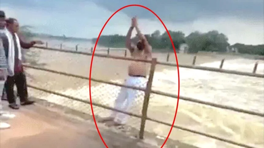 Durg youth jumped into Shivnath river while chanting Har Har Mahadev, two constables jumped to save him