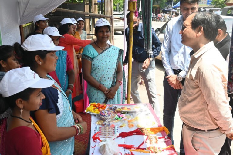 In Bilaspur, under the Har Ghar Tiranga Abhiyan, 'Bihan Didi' organized a tricolor market, selling 20 thousand on the first day