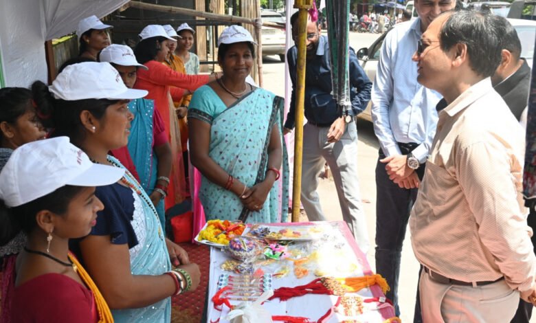 बिलासपुर में हर घर तिरंगा अभियान के तहत 'बिहान दीदियों' ने लगाया तिरंगा बाजार, पहले ही दिन 20 हजार की बिक्री 1 In Bilaspur, under the Har Ghar Tiranga Abhiyan, 'Bihan Didi' organized a tricolor market, selling 20 thousand on the first day