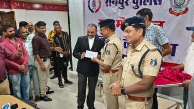Photo of रायपुर पुलिस की बड़ी कामयाबी: 50 लाख रुपये कीमत के 250 गुमशुदा मोबाइल फोन बरामद कर लौटाए गए