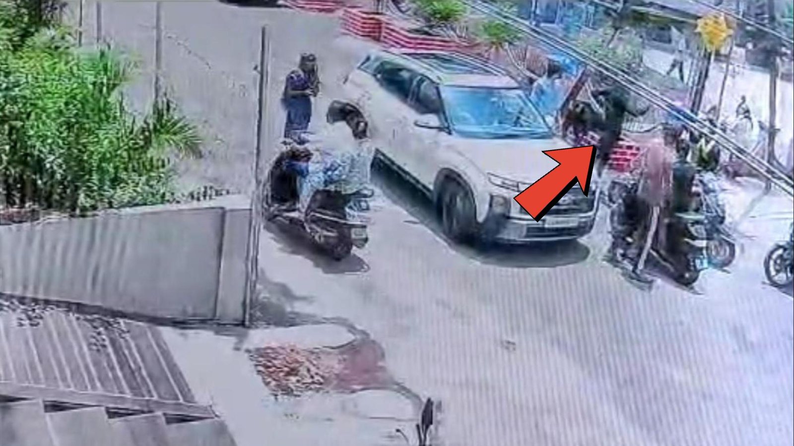 Dispute in Independence Day program, tricolor scarf crushed, secretary's house attacked, complaint lodged at police station
