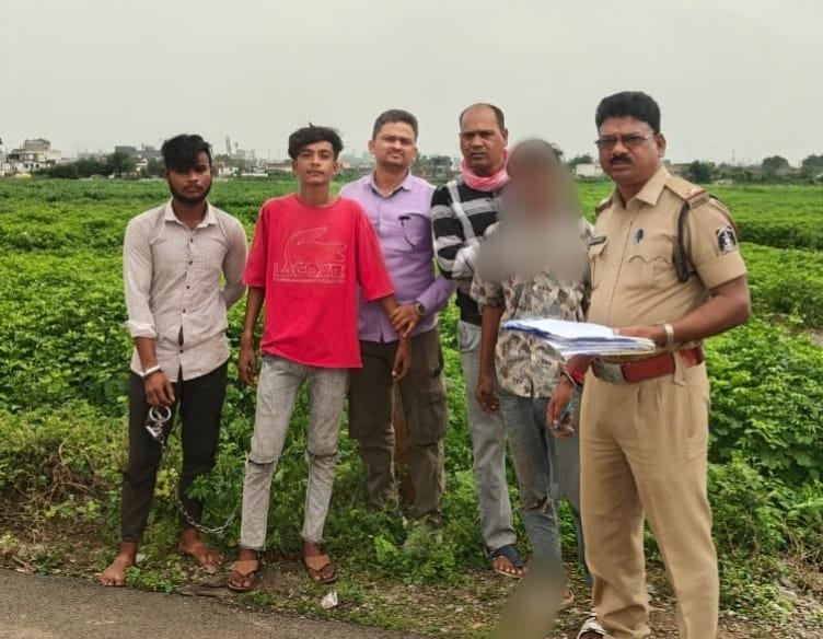 Robbery and attack in broad daylight: Three accused arrested, one minor also involved