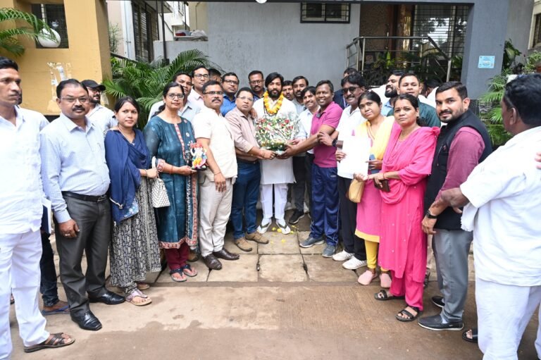 On the auspicious occasion of Ganesh Chaturthi, the ITI Employees Union presented a Ganesh idol to Minister Guru Khuswant Saheb and also put forward the problems of the employees