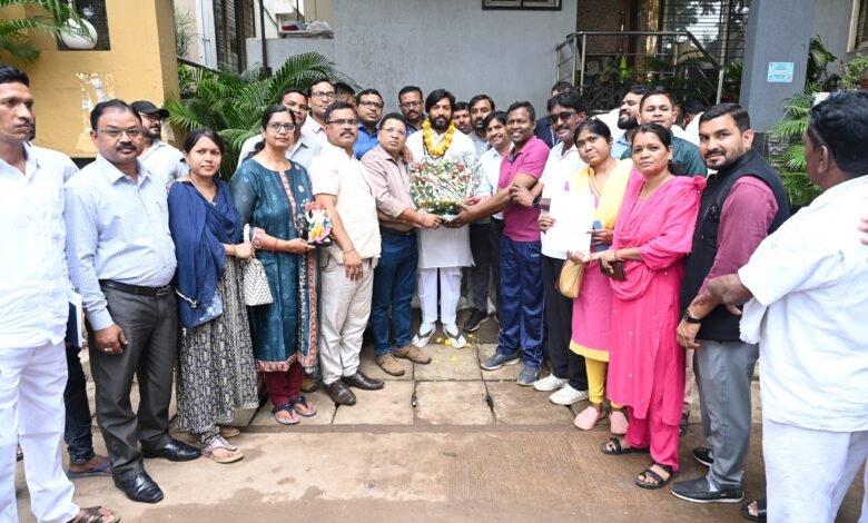 गणेश चतुर्थी के शुभ अवसर पर ITI कर्मचारी संघ ने मंत्री गुरु खुशवंत साहेब को भेंट की गणेश प्रतिमा, कर्मचारियों की समस्याएं भी रखीं सामने 1 On the auspicious occasion of Ganesh Chaturthi, the ITI Employees Union presented a Ganesh idol to Minister Guru Khuswant Saheb and also put forward the problems of the employees