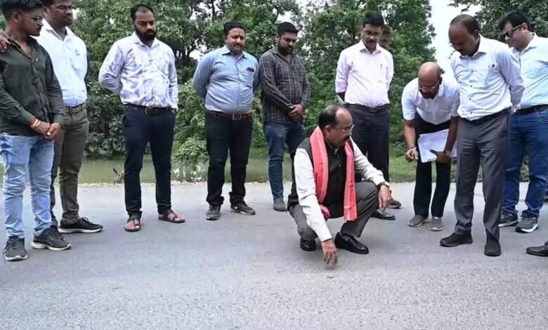 रास्ते में रुककर सड़क निर्माण की गुणवत्ता देखने लगे डिप्टी सीएम, बोले न हो लापरवाही 1 arun sao