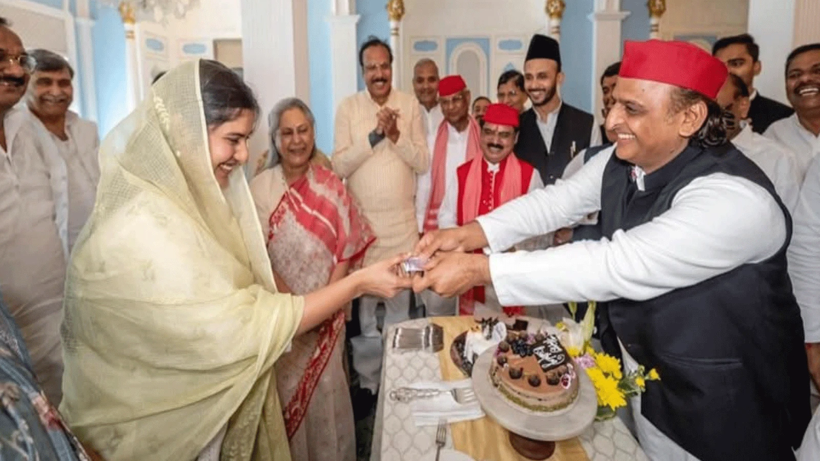 Special celebration in Lucknow on Iqra Hasan's birthday, Akhilesh Yadav gave a unique surprise!