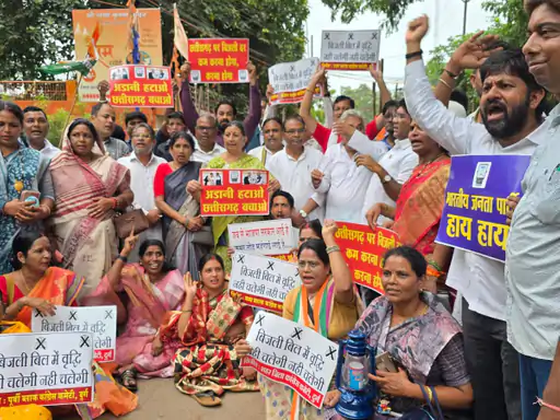 Congress protests in Durg against the abolition of 'Half Electricity Bill' scheme