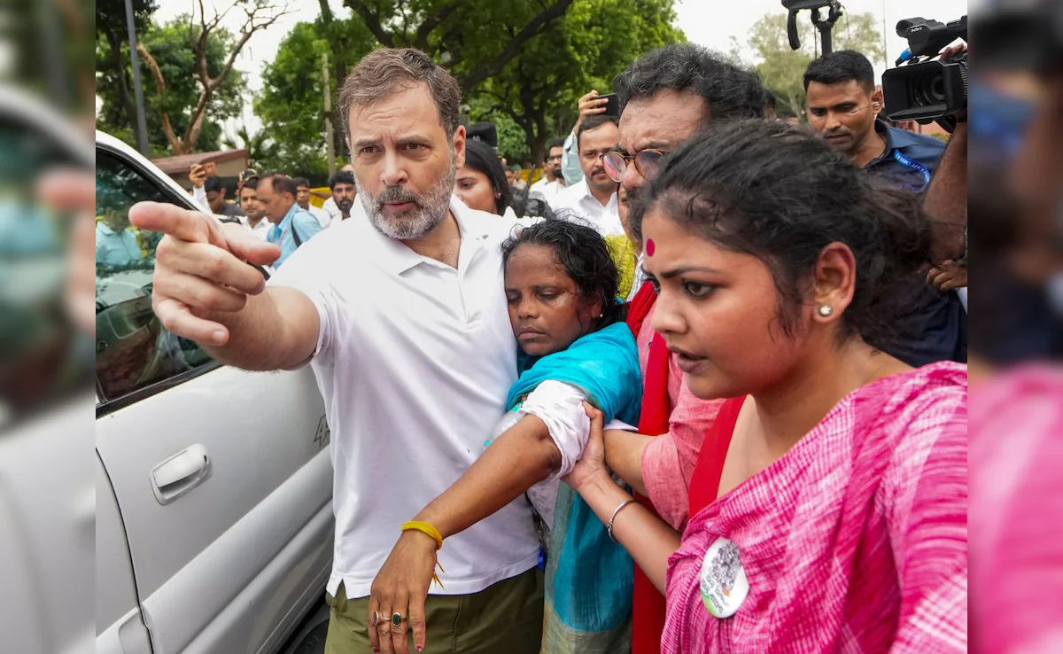 INDIA Block's march against "SIR", many leaders including Rahul-Priyanka detained, Akhilesh sits on the road