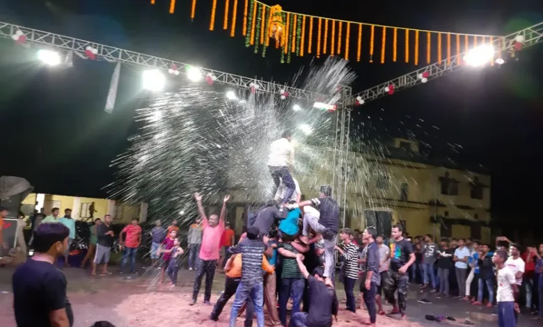 जरहागांव में कृष्ण जन्माष्टमी के जश्न में मटकी फोड़ का नजारा था खास, पर हुआ बड़ा हादसा टलने के करीब! 1 The scene of breaking the pot during the celebration of Krishna Janmashtami in Jarhagaon was special, but a big accident was almost averted!