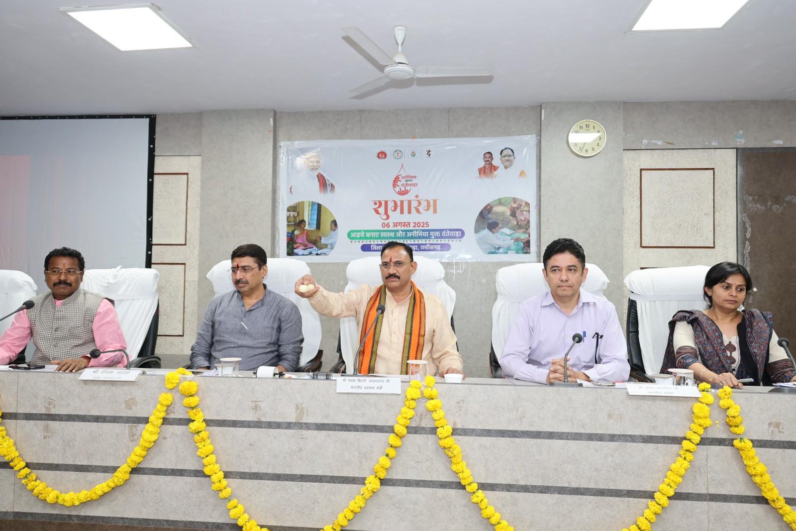 Health Minister held a divisional level review meeting in Dantewada, gave strict instructions on malaria-anemia eradication