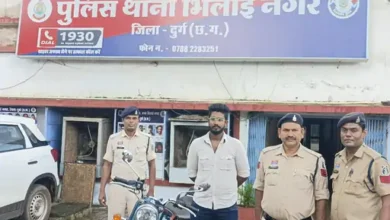 Photo of चलती बाइक पर रोमांस बना मुसीबत, वीडियो वायरल होते ही युवक गिरफ्तार